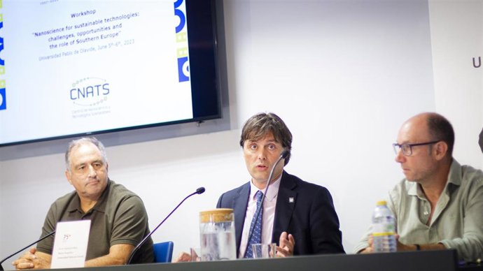 El rector de la Universidad Pablo de Olavide, Francisco Oliva, en el centro de la imagen, durante la presentación del nuevo centro de investigación especializado en nanociencia y tecnologías sostenibles.