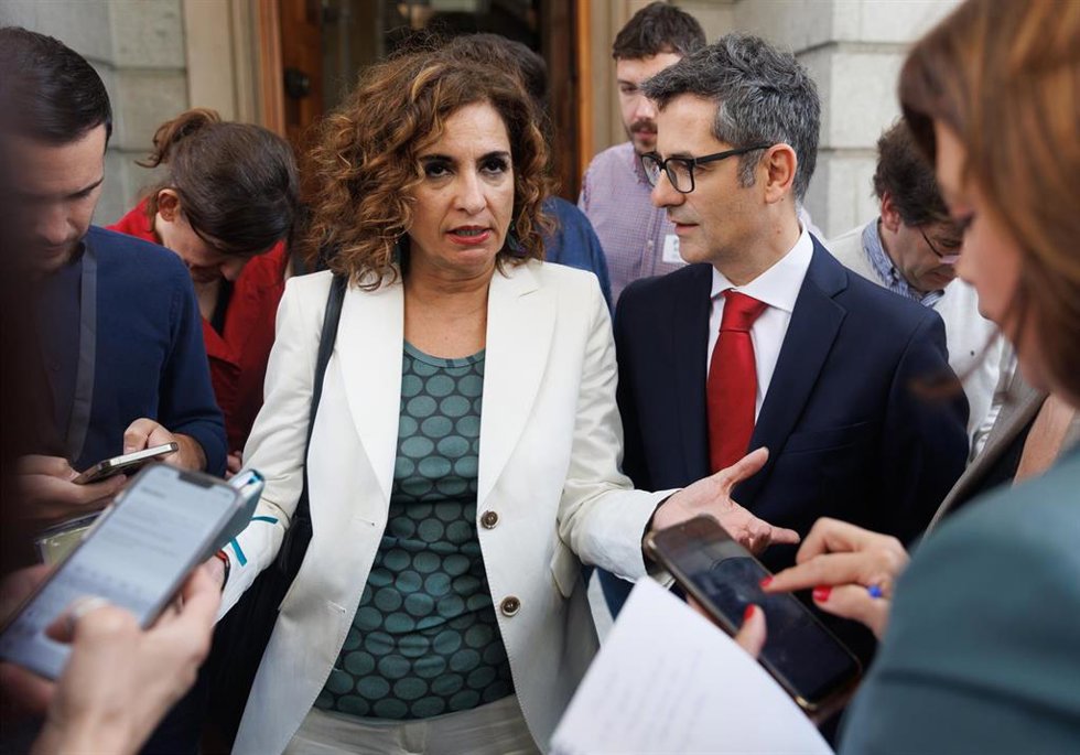 La vicesecretaria general del PSOE y ministra de Hacienda, María Jesús Montero y el ministro de la Presidencia, Relaciones con las Cortes y Memoria Democrática, Félix Bolaños, ofrecen declaraciones a los medios a su salida de una reunión con los diputad