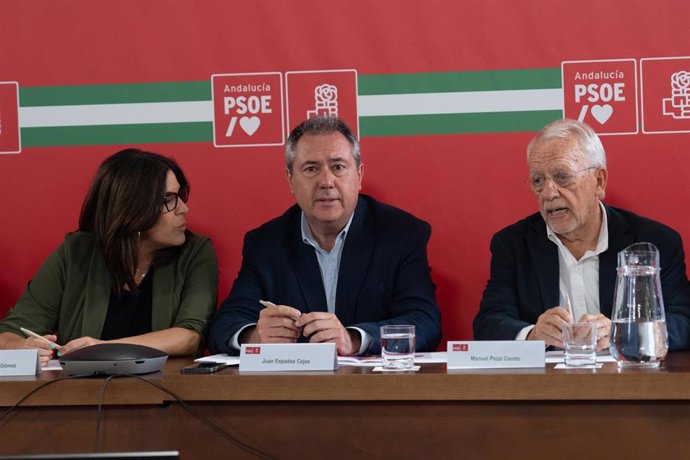 El secretario general del PSOE de Andalucía, Juan Espadas (c) junto a la portavoz del PSOE, Ángeles Ferrez, (i) y el presidente del PSOE Andaluz, Manuel Pezzi (d)  en la reunión de la Comisión Ejecutiva, a 30 de mayo de 2023, en Sevilla (Foto de archivo