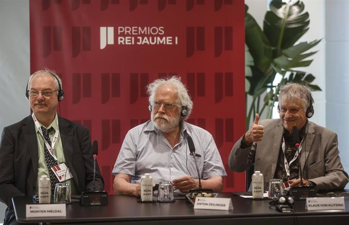 (I-D) El Premio Nobel de Química 2022 (Dinamarca), Morten Meldan; el Premio Nobel de Física 2022, Anton Zeilinger (Austria), y el Premio Nobel de Física 1985 (Polonia), Dr. Klaus Von Klitzing,  durante la reunión de los jurados de los Premios Rei Jaume,