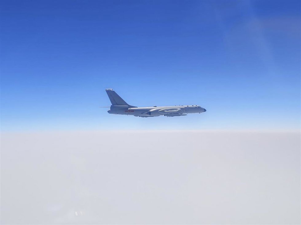 Archivo - Imagen de archivo de un bombardero de la Fuerza Aérea de China. 