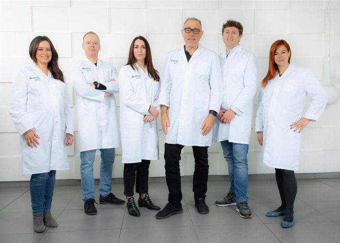 Archivo - Equipo médico de la unidad dental Vithas Davó del Hospital Medimar.
