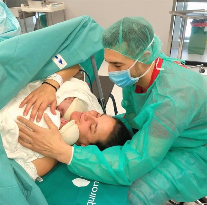 Archivo - Unos padres con sus gemelos nacidos tras cesárea humanizada en el Hospital Quirónsalud Córdoba.