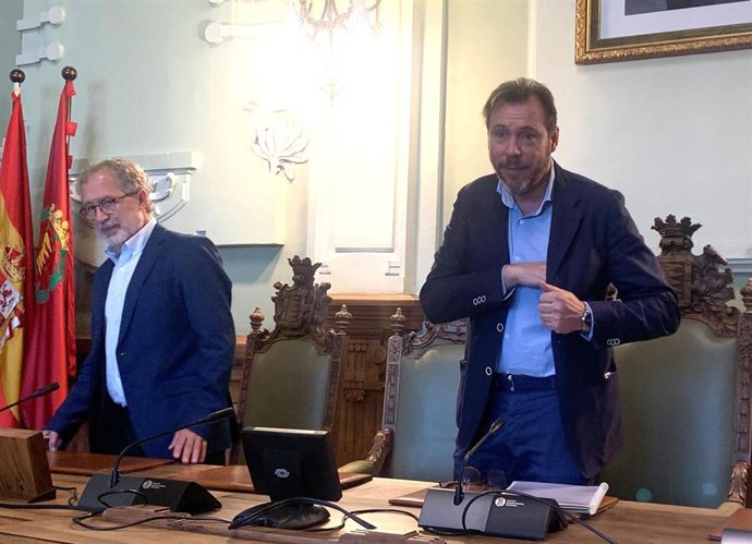 El alcalde de Valladolid en funciones, Óscar Puente, junto al teniente de alcalde en funciones Manuel Saravia, tras presidir el último Pleno ordinario del mandato.