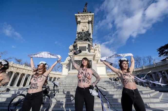 Archivo - Varias activistas de Femen durante una protesta por el incremento de feminicidios cometidos en España en estos últimos meses, en el parque de El Retiro, a 27 de enero de 2023, en Madrid (España). 