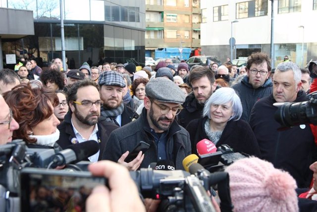 Archivo - El exalcalde de Sabadell Maties Serracant atendiendo a los medios a las puertas de los Juzgados de Sabadell