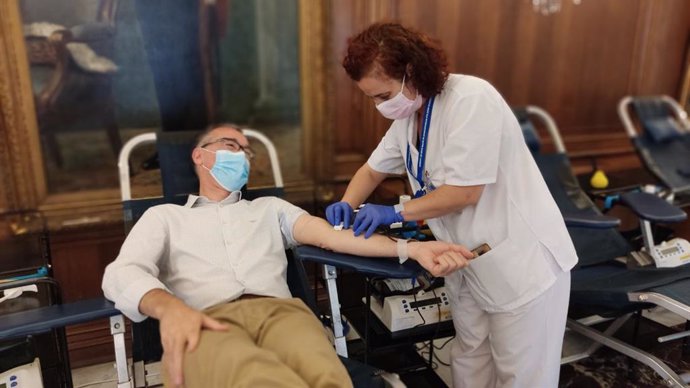 El consejero de Salud dona sangre durante el maratón de donaciones de Avilés.