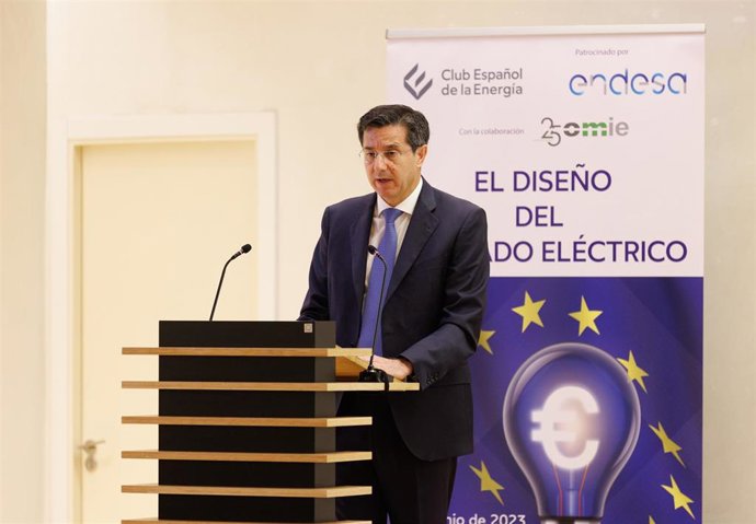 El director general de Relaciones Institucionales y Regulación de Endesa, José Casas, interviene durante una jornada sobre el diseño del mercado eléctrico organizada por el Club Español de la Energía (Enerclub), en el Colegio de Ingenieros de Caminos, C
