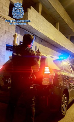 Agente de la Policía Nacional en un momento de la detención de un hombre por un delito de robo con fuerza en grado de tentativa en Las Palmas de Gran Canaria