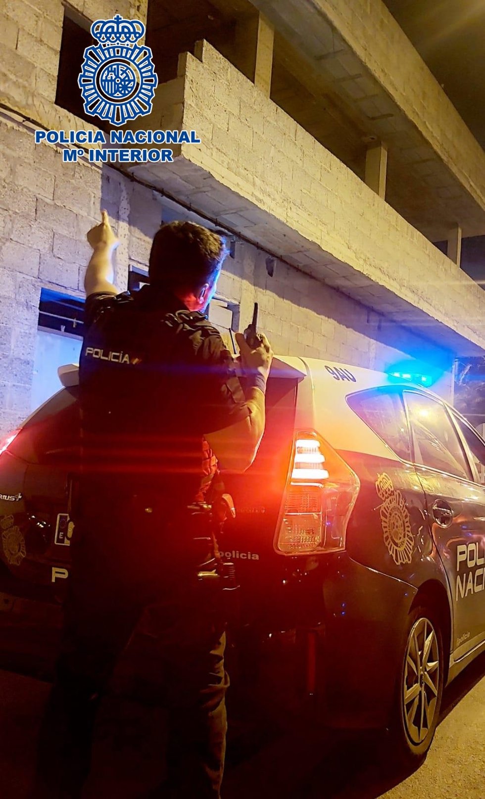 Agente de la Policía Nacional en un momento de la detención de un hombre por un delito de robo con fuerza en grado de tentativa en Las Palmas de Gran Canaria