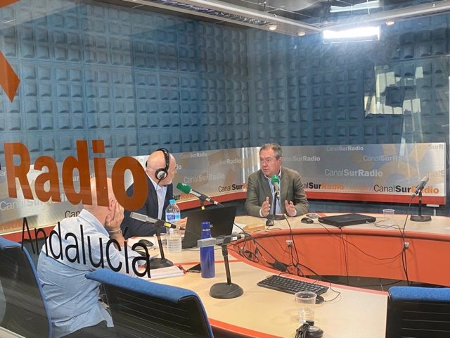 El secretario general del PSOE-A, Juan Espadas, en una entrevista en Canal Sur Radio.