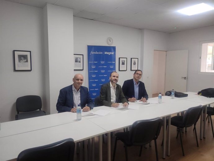 Firma del acuerdo entre Fundación Magtel, Fundación Orange y Fundación Adecco para desarrollar programas formativos de fibra óptica hasta el hogar.