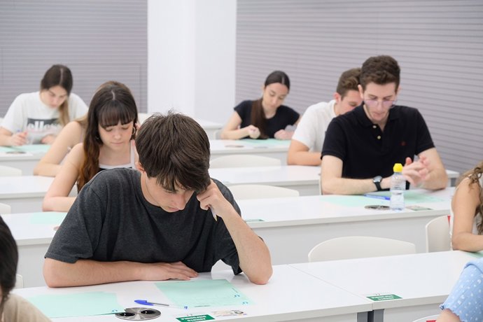 Archivo - Imagen de archivo de la Prueba de Evaluación de Bachillerato para el Acceso y Admisión en la Universidad de Sevilla (PEvAU).