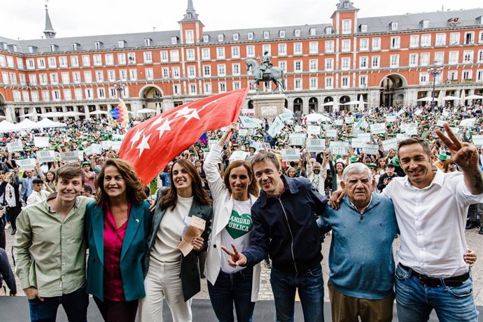 La portavoz de Más Madrid en el Ayuntamiento y candidata a la Alcaldía, Rita Maestre, la candidata a la presidencia de la Comunidad, Mónica García, el líder de Más País, ñigo Errejón durante un mitin de Más Madrid en la Plaza Mayor