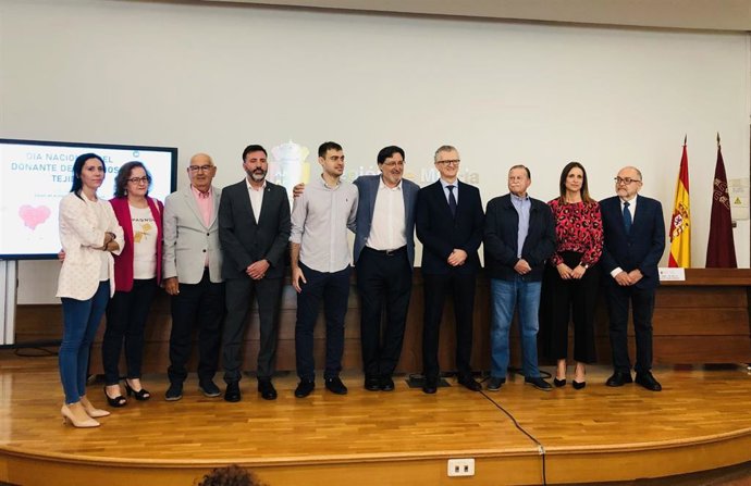 El consejero en funciones de Salud, Juan José Pedreño, y el coordinador regional de trasplantes, Ricardo Robles, momentos antes de asistir a la conferencia con motivo del Día Nacional del Donante de Órganos y Tejidos