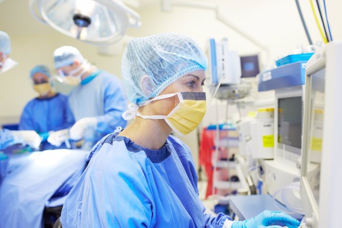 Archivo - Monitoring their patient's vitals  Surgical nurse monitoring a patient's vitals in an operating room