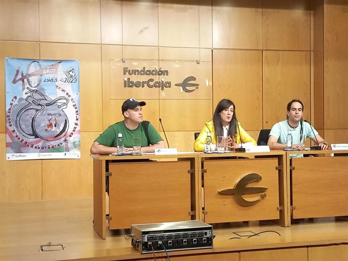 Contradanza anima a "bailar, pisar y desgastar el suelo" con el folklore de la tierra para celebrar su 40 aniversario