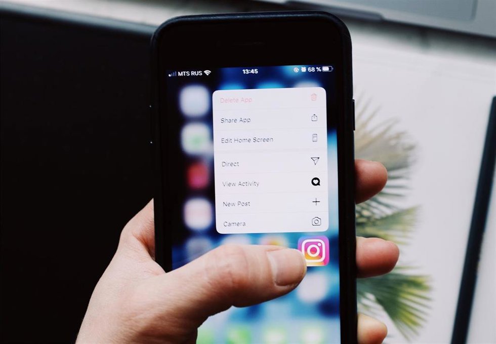 Un usuario con la aplicación de Instagram descargada en su dispositivo