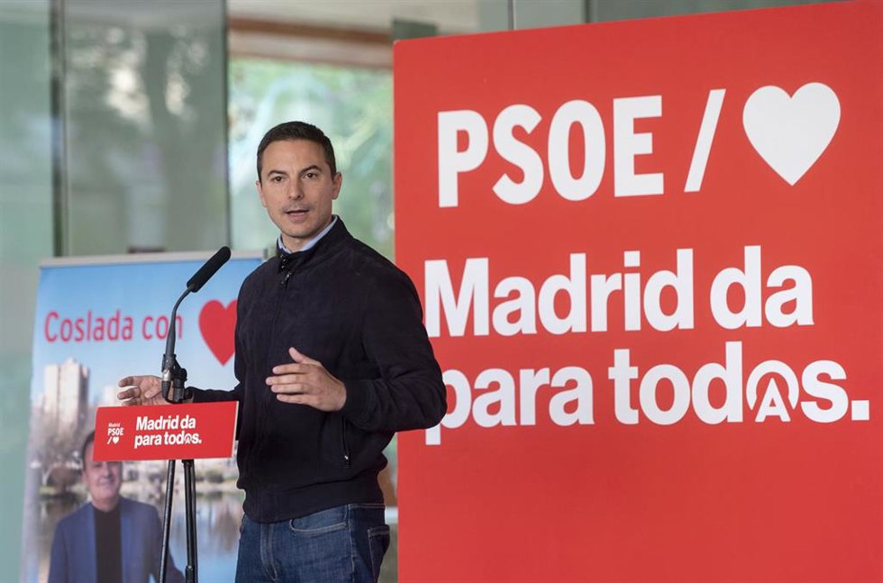 El candidato del PSOE a la Presidencia a la Comunidad de Madrid, Juan Lobato, interviene durante el acto de cierre de campaña del PSOE Madrid, en el Centro Cultural Antonio López, a 26 de mayo de 2023, en Coslada, Madrid (España). El acto se celebra de