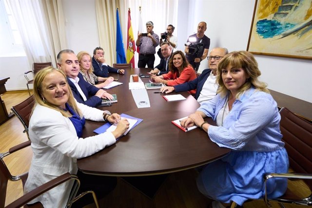 Los equipos negociadores de PP y PRC mantienen su primera reunión sobre la gobernabilidad de Cantabria