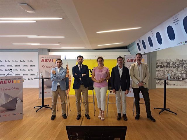 Representantes de entidades públicas y privadas en la inauguración de unas jornadas del sector de  las agencias de viajes celebrada en las instalaciones de Sevilla City Office.