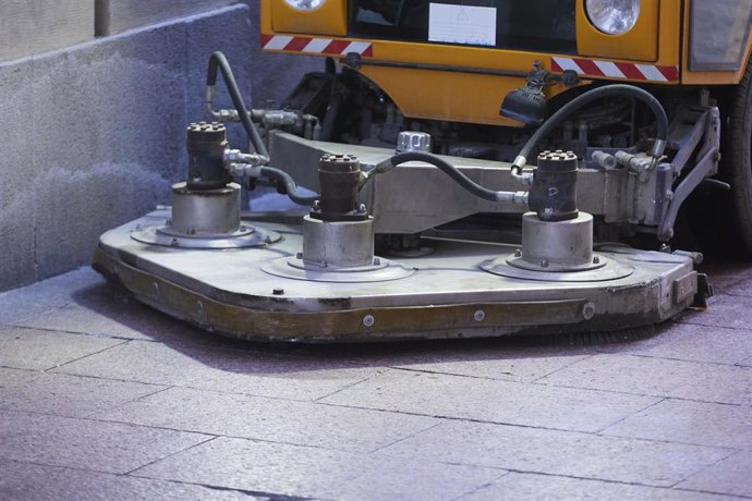 Archivo - Una maquina de Lipasam retirando cera.