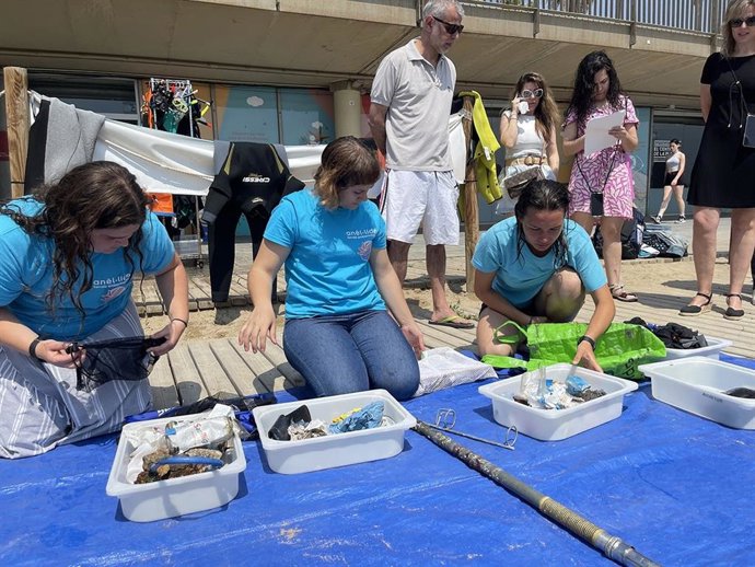 Residus retirats del mar durant la jornada