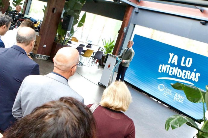 El consejero en funciones de Presidencia, Turismo, Cultura, Juventud, Deportes y Portavocía, Marcos Ortuño, interviene en la presentación de la nueva campaña turística de la Región de Murcia.