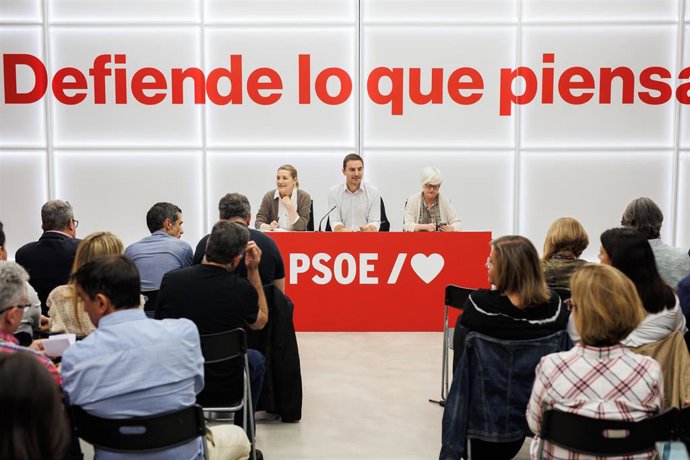 (I-D) La secretaria de Organización PSOE Madrid, Marta Bernardo; el secretario general del PSOE de Madrid, Juan Lobato, y la presidenta PSOE Madrid, Isaura Leal, durante una reunión con todos los secretarios generales socialistas de los distintos munici