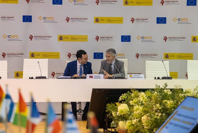 Archivo - El inistro del Interior, Fernando Grande-Marlaska (d), dialoga con su homólogo marroquí durante el Sexto Diálogo Euro-africano sobre Migración y Desarrollo en el Marco del Proceso de Rabat, a 14 de diciembre de 2022, en Cádiz (Andalucía, Españ
