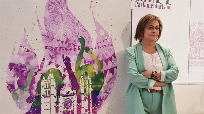 La concejala de Acción y Promoción Cultural del Ayuntamiento de León, Evelia Fernández, junto con el cartel de las Fiestas de San Juan y San Pedro.