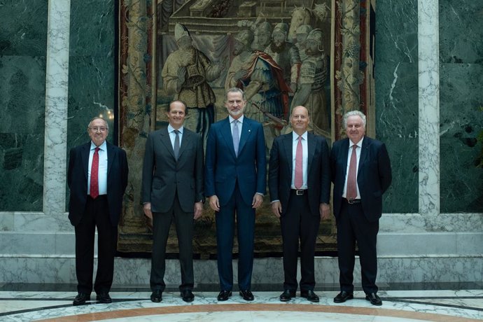 El president d'honor de Freixenet, José Luis Bonet; el president, Alfred Oetker; el rei Felip VI; el conseller delegat, Carl Ferninand Oetker, i el vicepresident Pedro Ferrer