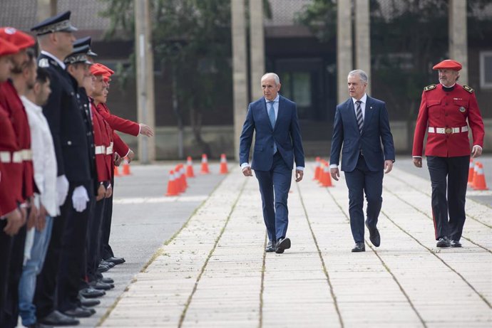 El Lehendakari, Iñigo Urkullu, y el consejero de Seguridad, Josu Erkoreka, en el acto de entrega de condecoraciones y felicitaciones a ertzainas por su labor policial y de homenaje a los agentes fallecidos en acto de servicio. En la Academia de Arkaute.