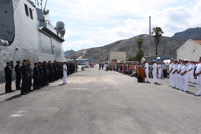 El ALMART dirige unas palabras a la dotación del BAM 'Audaz' tras atracar en su puerto base en Cartagena (Murcia)