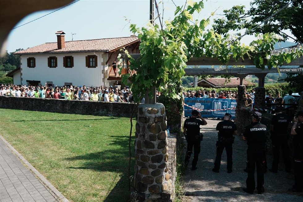 Concentración de sindicatos de la Ertzaintza en Busturia (Bizkaia), coincidiendo con la celebración del Consejo de Gobierno vasco en Torre Madariaga