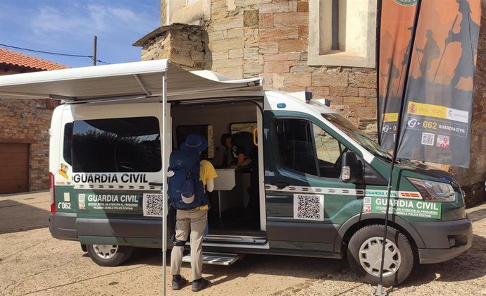 Oficina Móvil de la Guardia Civil para prestar ayuda e información a los peregrinos que realizan el Camino de Santiago.