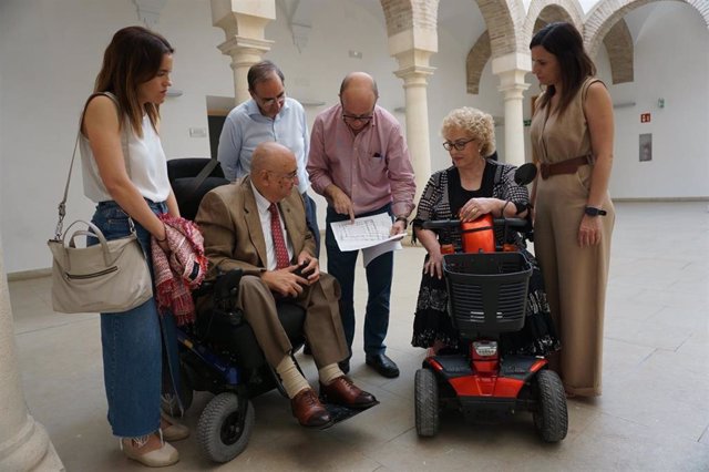 Javier García y Lola Expósito (en sillas de ruedas), visitan el Palacio de Congresos con técnicos de la Junta y María Dolores Gálvez (dcha.)