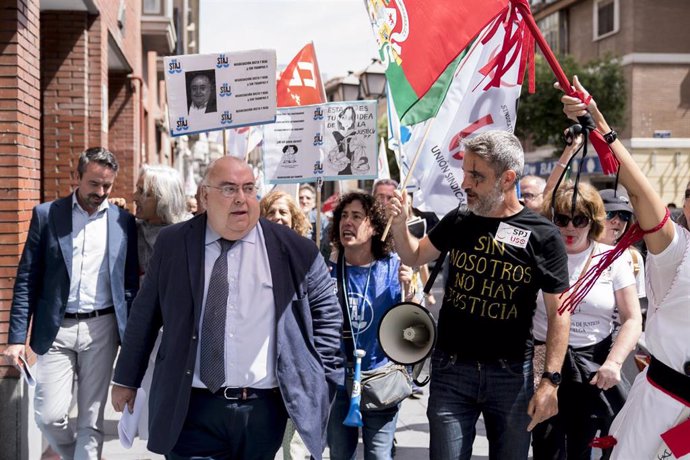 Funcionarios de Justicia durante un escrache al secretario de Estado de Justicia, Antonio 'Tontxu' Rodríguez.