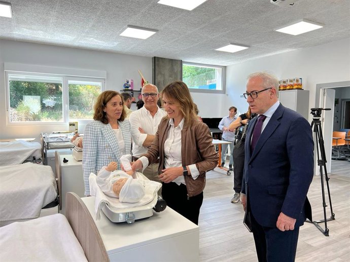 La consejera de Educación, Rocío Lucas, visita el IES Ramón y Cajal