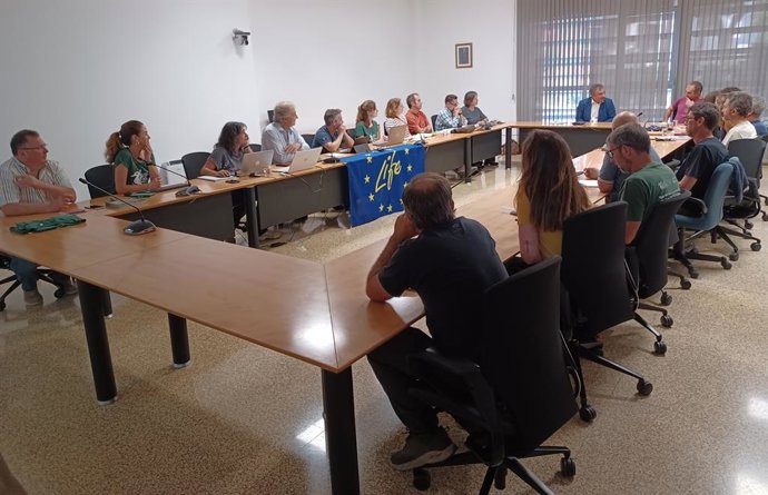 El consejero en funciones de Medio Ambiente, Mar Menor, Universidades e Investigación, Juan María Vázquez, da la bienvenida a los participantes en la reunión de la 'Tercera visita de seguimiento Neemo Life Cerceta Pardilla'