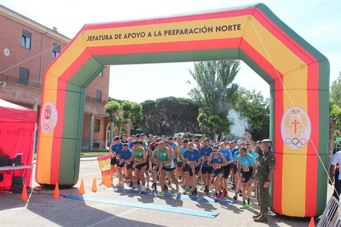 La VIII Carrera de la Fuerzas Armadas en el Pinar de Antequera de Valladolid congrega a cerca de 300 participantes