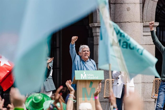 El candidato al Ayuntamiento, Félix López Rey, interviene durante un mitin de Más Madrid en la Plaza Mayor, a 20 de mayo de 2023