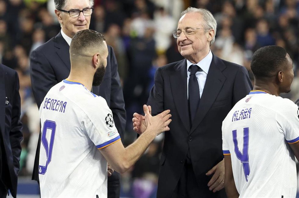 Archivo - El presidente del Real Madrid, Florentino Pérez, saluda a  Karim Benzema.