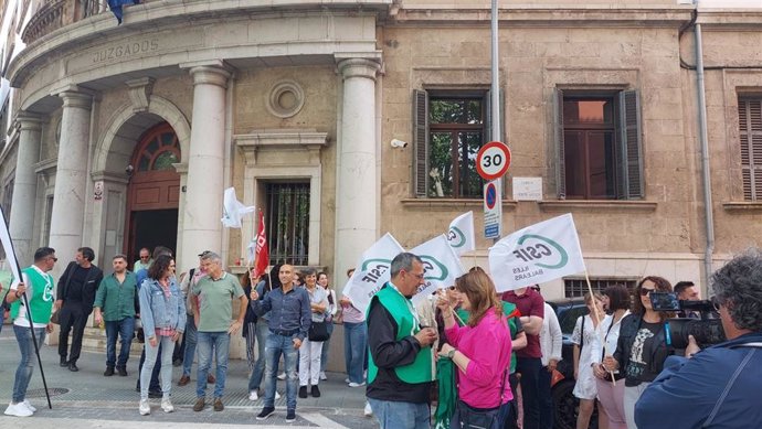 Funcionarios de justicia se concentran frente a los juzgados de la avenida de Alemania.