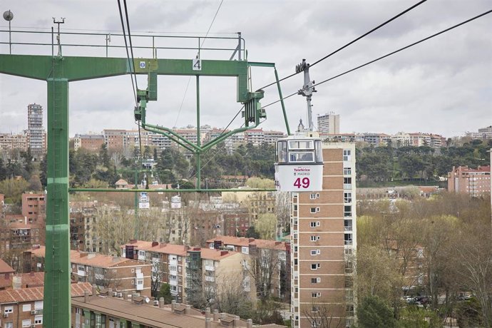 Archivo - Una cabina de Teleférico Madrid pasando junto varios edificios, a 10 de abril de 2022, en Madrid (España).