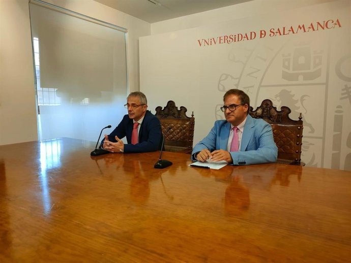 El filólogo Raúl Sánchez Prieto (d), nuevo vicerrector de Relaciones Internacionales de la USAL, junto al rector Ricardo Rivero (i)