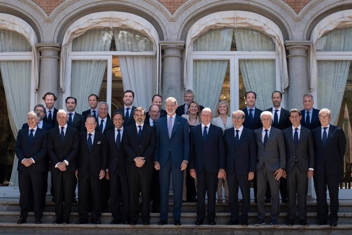 El Rey Felipe VI con la Junta de Gobierno del Círculo Ecuestre.