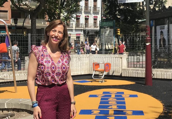 La consejera municipal en funciones de Servicios Públicos y Movilidad, Natalia Chueca, delante del parque infantil de Glorieta Sasera