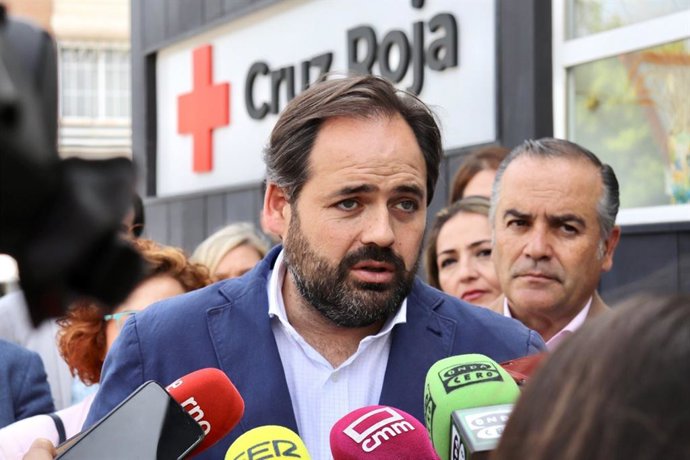 El presidente del Partido Popular de Castilla-La Mancha, Paco Nuñez, atiende a los medios en Talavera de la Reina.