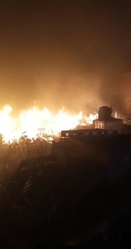 Más de tres horas para extinguir un incendio de muebles acumulados en una nave de Puerto Real